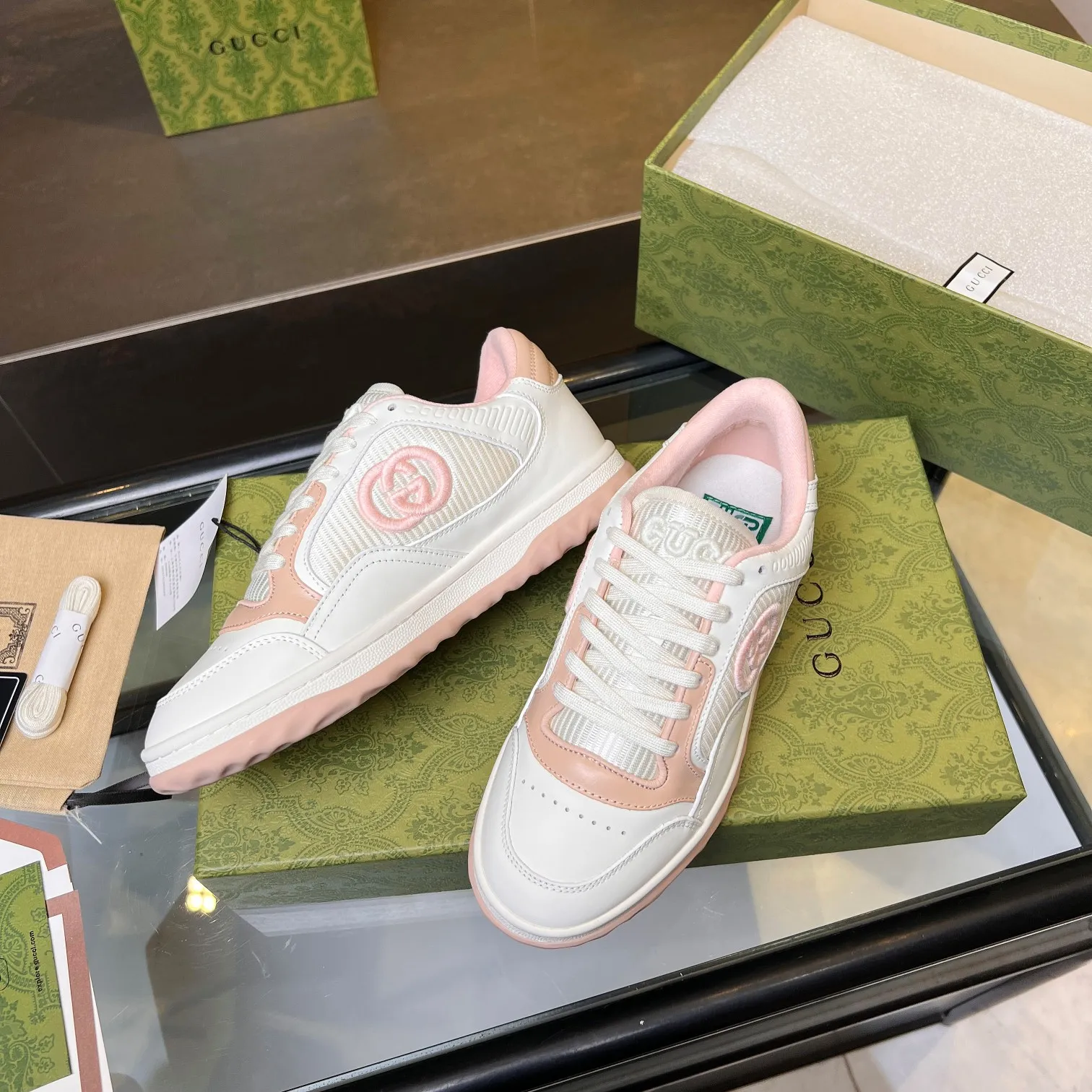 👟👟Ex-factory price 520👟👟 Top version, full styling effect, instant sales of the common practice of soft treading in the market, 💣💣💣Gucci2023 early spring Gucci G home latest hot style MAC80 sports shoes couple style casual retro distressed dirty shoes small dirty shoes small white shoes🌸🌸🌸 original purchase and development Production Gucci MAC80 new hot-selling series. The exquisite and compact interlocking double G logo romantically interprets the aesthetic concept of this series. Made of off-white leather, ▪️Material: original customized imported first-layer cowhide ▪️Inner lining: original customized imported breathable mesh ▪️Outsole: original molded two-color TPU outsole ▪️Sole thickness: 3CM ▪️Size: women's 35-40 / men's 39-45
